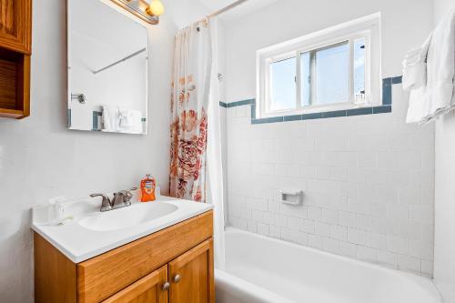 圣地亚哥咪咪和娜娜的海滩度假屋的白色的浴室设有水槽和淋浴。