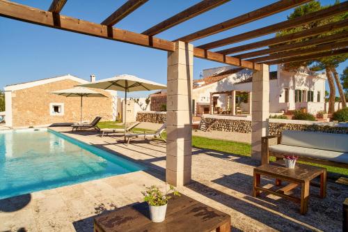 阿莱奥尔图玛登卡比塔农场酒店的一个带游泳池和房子的后院