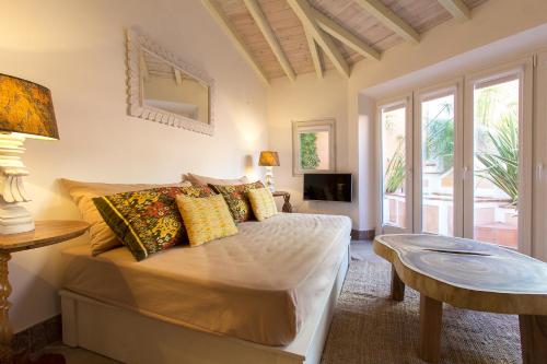 里斯本Villa Domingues的一间卧室配有一张带枕头和桌子的床
