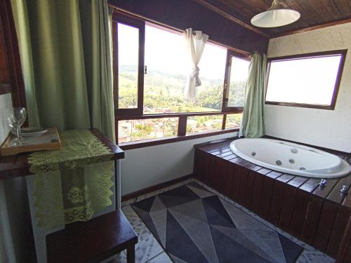 维奥康德马奥Pousada Da Santina的一间带大浴缸和窗户的浴室