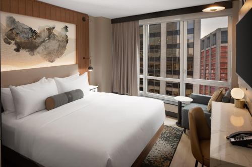 纽约Hotel Indigo NYC Downtown - Wall Street, an IHG Hotel的酒店客房设有一张床和一个大窗户