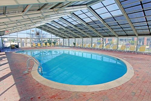 蒙托克蒙托克蓝色酒店的一座带玻璃天花板的大型游泳池