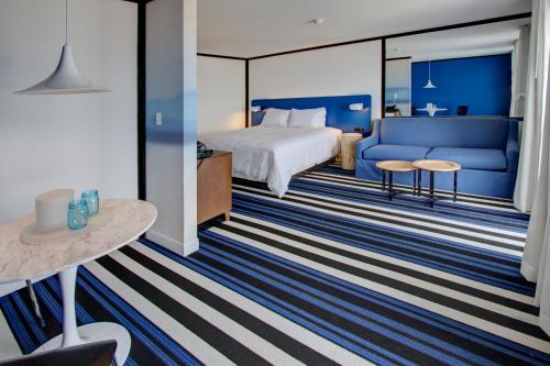 蒙托克蒙托克蓝色酒店的酒店客房,配有床和沙发