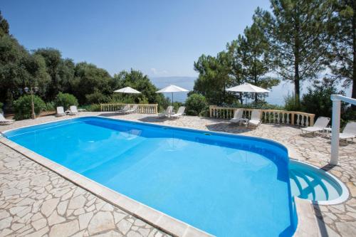 阿基奥斯·伊奥尼斯·佩里斯特Aurora Beach Hotel的度假村内的一个蓝色海水游泳池