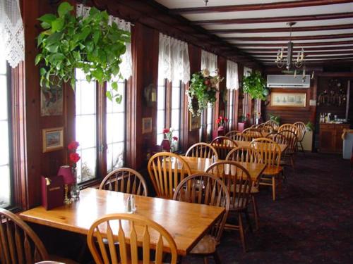 Lamies Inn & The Old Salt Tavern餐厅或其他用餐的地方