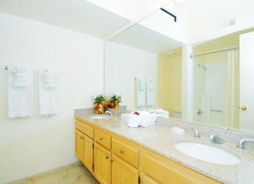 棕榈泉维斯塔海市蜃楼度假酒店的一间带两个盥洗盆和大镜子的浴室