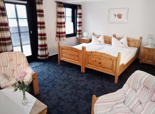 艾珍兰德鲁夫特酒店餐厅的一间卧室配有两张床、一张沙发和一把椅子