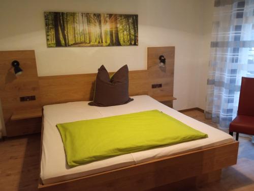 梅斯佩尔布伦Gasthof Zum Löwen的一间卧室配有一张带绿色枕头的床