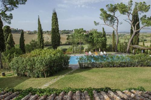 托里塔迪谢纳Agriturismo tranquillo e con vista panoramica的远处带游泳池的花园