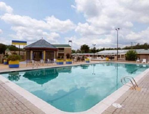 彼得斯堡Travelodge by Wyndham Petersburg的酒店的大型游泳池
