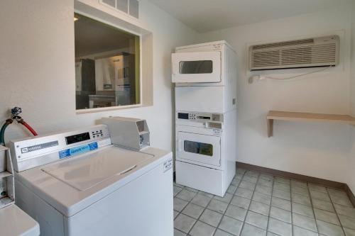 奥兰多奥兰多6号基西米正门东汽车旅馆 的一间带水槽和微波炉的小厨房