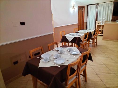 佳吉Villa Gloria的用餐室配有桌椅和餐具