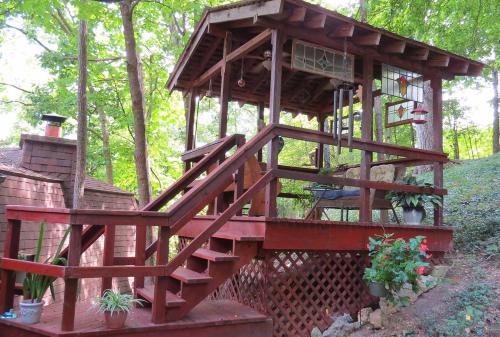 尤里卡斯普林斯BENTON PLACE INN的树屋,带甲板和楼梯