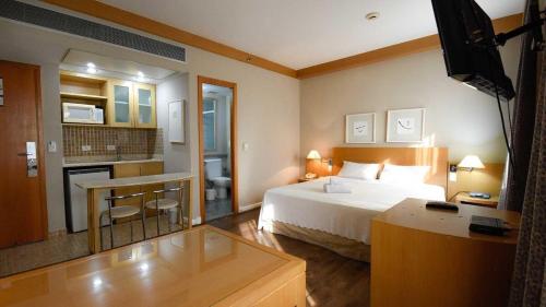 圣保罗Flat 1208 Lazer completo - Prox. Shopping e Metrô的酒店客房带一张床和一个厨房