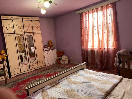 埃里温Friend's House rooms near Airport的一间卧室配有一张床、梳妆台和镜子