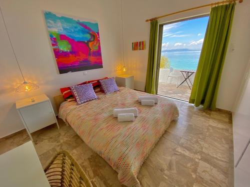 VagiaThe Beachhouse Apartments的一间卧室设有一张床,享有海景