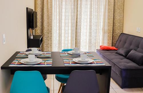 波梅罗迪Apê Jabuticabeira的客厅配有桌椅和沙发