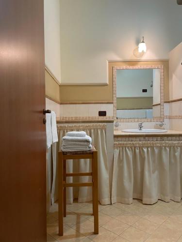 兰佩杜萨La casa di Giovanna的浴室配有水槽和毛巾及桌子