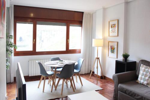 毕尔巴鄂Bilbao Apartment Lasai con parking directo的客厅配有桌椅和沙发