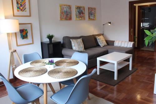 毕尔巴鄂Bilbao Apartment Lasai con parking directo的客厅配有沙发和桌椅