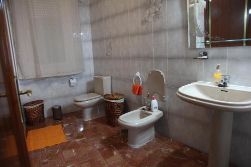 Los YébenesVUT Flor de Romero的浴室配有盥洗盆、卫生间和盥洗盆。