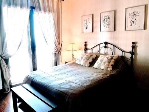 米哈斯New! Villa - Stunning Location的一间卧室设有一张床和一个窗口