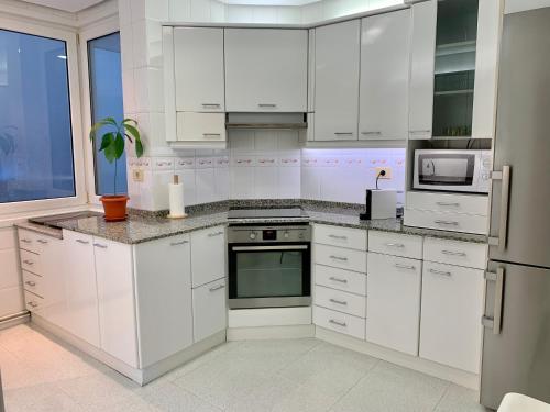 毕尔巴鄂Habitación privada en Bilbao Centro的白色的厨房配有白色橱柜和电器