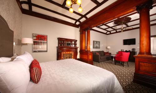 伦敦依德乐依德宾馆的一间卧室设有一张床和一间客厅。