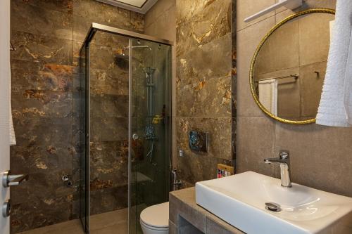 普拉基亚斯Aelia Seascape Apartments的一间带水槽和淋浴的浴室