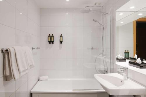 丹德吕德贝斯特韦斯特丹德酒店的白色的浴室设有水槽和淋浴。
