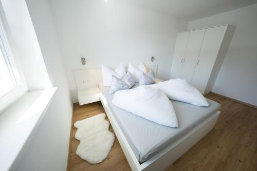 巴德哥依斯恩Austrian Apartments的客房内的白色床和枕头