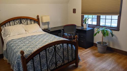 科特兰Beautiful and Cozy Homes的一间卧室配有一张床和一张植物书桌
