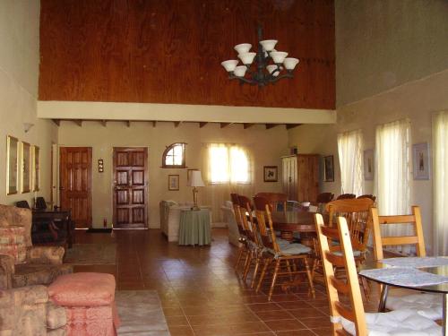 圣安斯贝特雷西纳牙买加旅馆的客厅配有桌椅