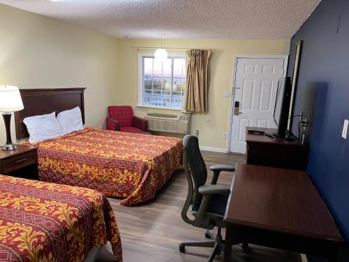 阿布西肯皇家旅舍的酒店客房配有两张床和一张书桌