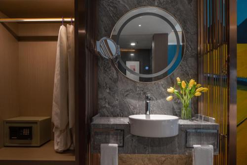 成都成都天府阳光酒店的一间带水槽和镜子的浴室