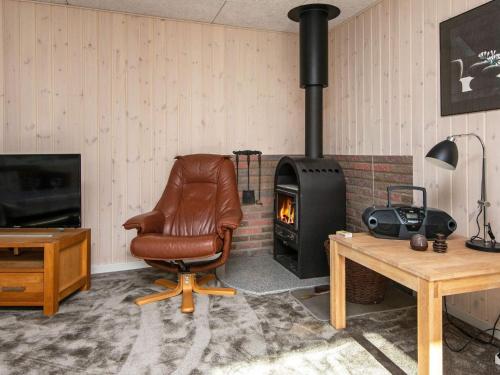 博利尔马克6 person holiday home in R m的客厅配有椅子和壁炉