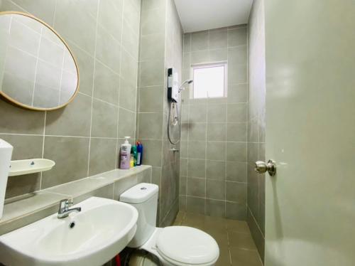 加影Homestay Ustazah @Adelia的一间带卫生间、水槽和镜子的浴室