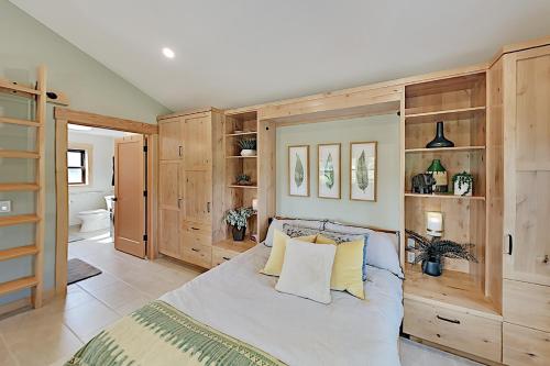 塔科马South Cedar Escape的一间卧室配有一张大床和木制橱柜。