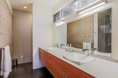 Fletcher BayMountainview Retreat的一间带两个盥洗盆和大镜子的浴室