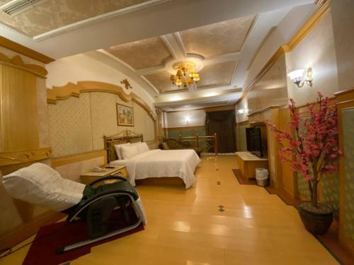 高雄艾旅汽车旅馆(2馆)的酒店客房带床,还有一间大房间