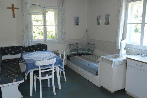 沃尔特湖畔佩莎赫Ferienhaus Simon的一间小卧室,配有一张床和一张桌子及椅子