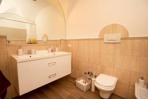 梅拉诺Portico ventizerodue的一间带卫生间和水槽的浴室