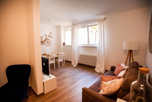 梅拉诺Portico ventizerodue的客厅配有沙发和桌子