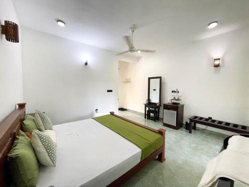 锡吉里亚Iwamisou的一间卧室配有一张大床和镜子