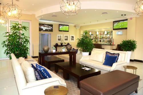德班Pavilion Hotel Durban的带沙发和桌子的客厅