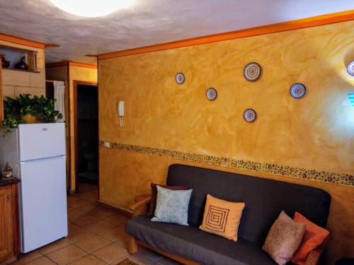 巴耶格兰雷伊Apartamentos San Jose的带沙发的客厅和带板的墙壁