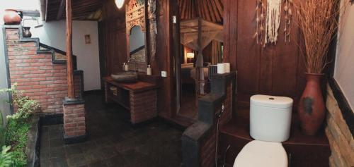 艾湄湾Kubu Kangin Resort的一间位于客房内的白色卫生间的浴室