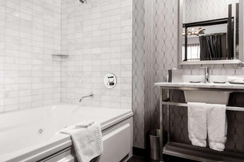 The Allegro Royal Sonesta Hotel Chicago Loop的一间浴室