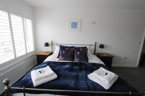 班戈北爱尔兰SEACLIFF ROAD APARTMENT的一间卧室配有一张床,上面有两条毛巾