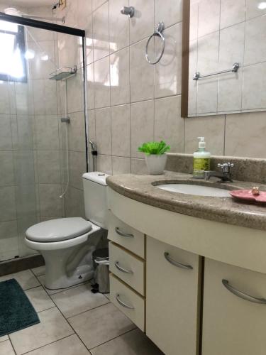 瓜拉派瑞Apartamento Peracanga com Wi-Fi的浴室配有卫生间、盥洗盆和淋浴。